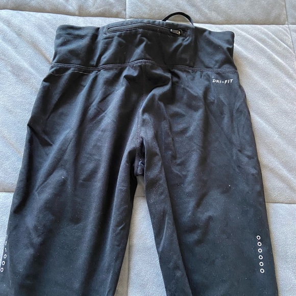 Cropped black Nike leggings - Picture 2 of 3